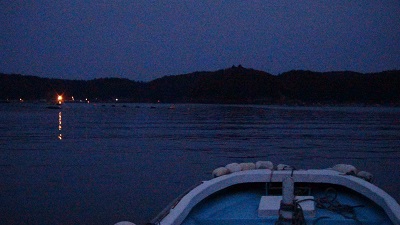夕景後、暗闇の通船作業