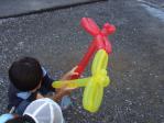 バルーンアートの風船プレゼントでトンボをゲット
