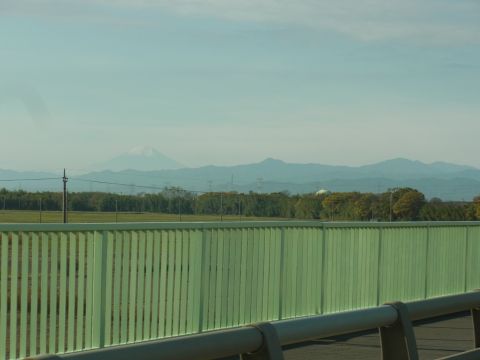 見えにくいですが左のほうに富士山があります。