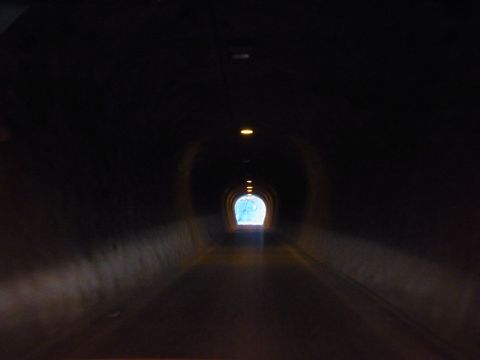「千と千尋の神隠し」が思い浮かぶようなトンネルです。ちょいコワ！