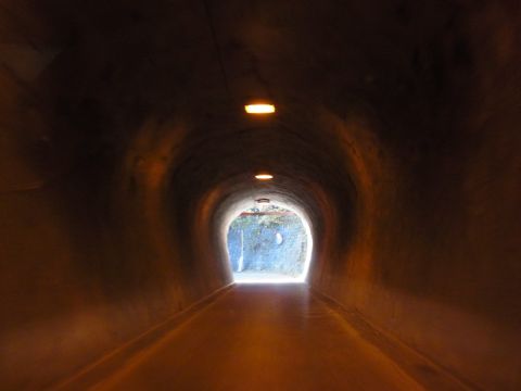 小さくてせまいトンネルの出口はすぐです。もし対向車が来ても待っていてくれるから安心。