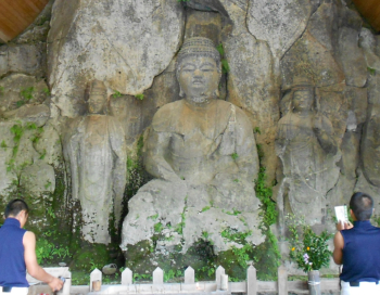 阿弥陀三尊像（正面）ホキ石仏第二群第一龕