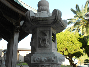 鹿のレリーフ石灯籠（徳応寺）