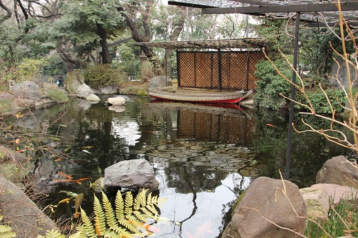 社殿前の池