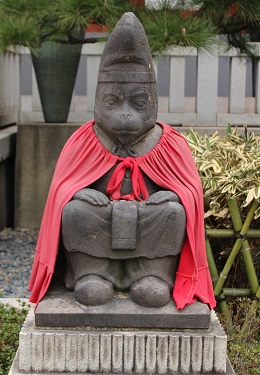 社殿脇の神猿像１