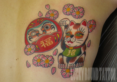 招き猫とだるまのタトゥー Lucky Round Tattoo 大阪 1