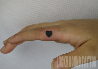 人差し指へのハートのタトゥー Lucky Round Tattoo 大阪 5
