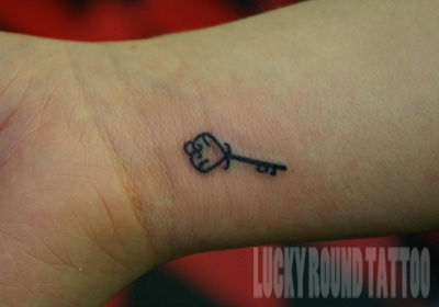 鍵のタトゥー Lucky Round Tattoo 大阪 1