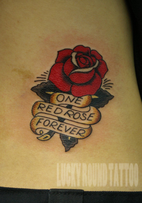 アメリカントラディショナルスタイルのバラの花のタトゥー Lucky Round Tattoo 大阪 29