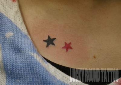胸の2つの星のタトゥー Lucky Round Tattoo 大阪 20