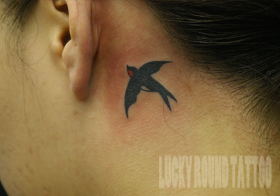 耳裏のツバメのタトゥー Lucky Round Tattoo 大阪 7