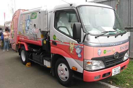 横浜市資源循環局のゴミ収集車