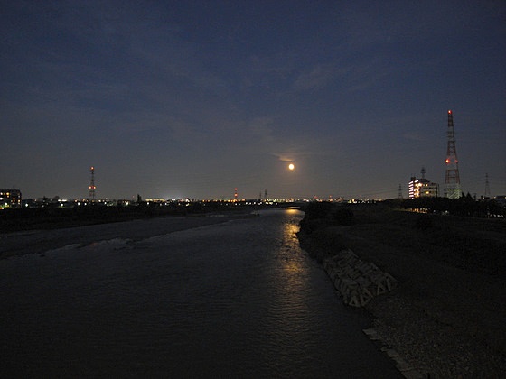多摩川に昇る月