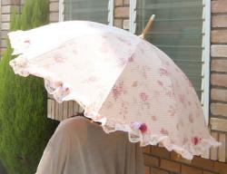 薔薇柄総レース張りピンクの日傘（晴雨兼用傘）【ピンク色の雑貨カタログ】