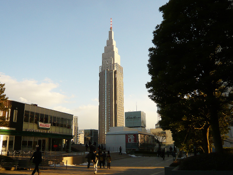 NTTタワー（新宿駅南口代々木方面）