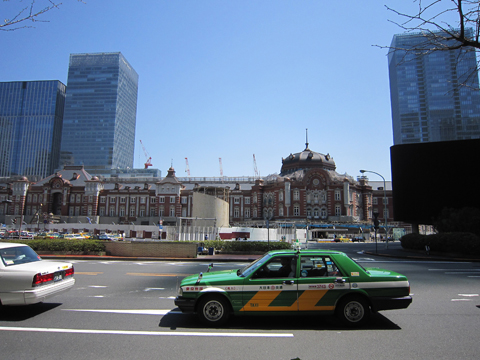 丸ビル側から東京駅をのぞむ